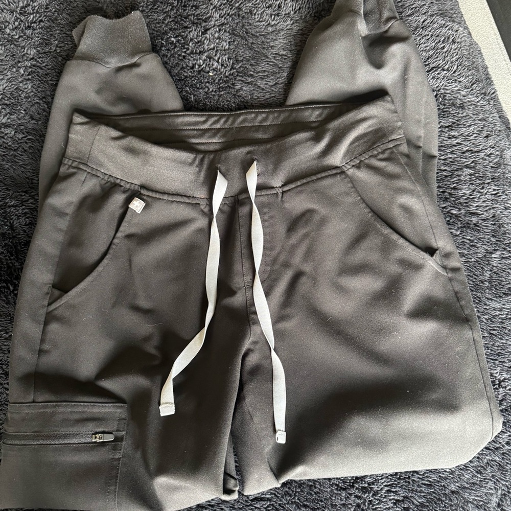 Women’s Figs scrub bottoms ( joggers )